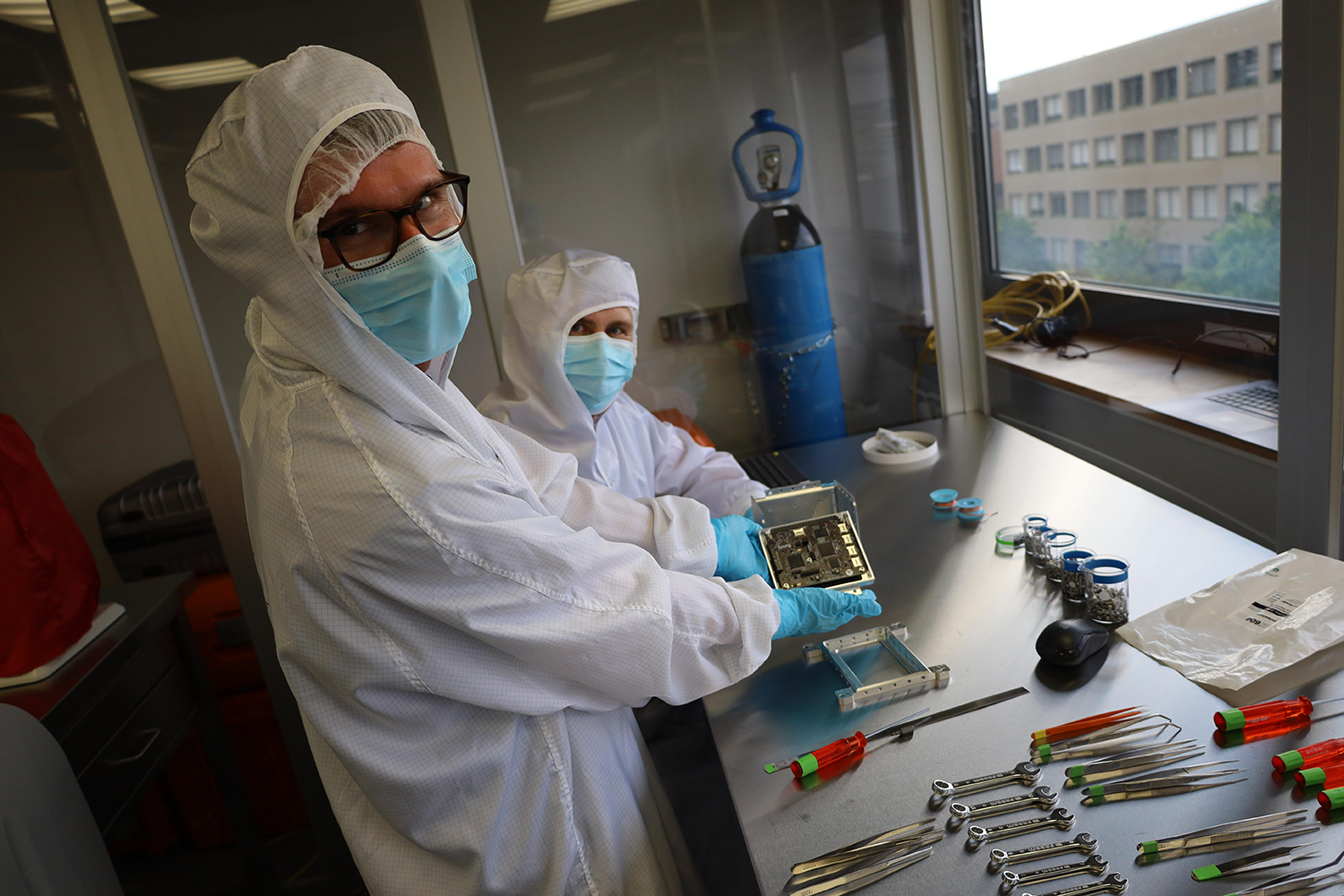 L'assemblage de l'ordinateur de bord dans les laboratoires de l'EPFL - © 2023 EPFL