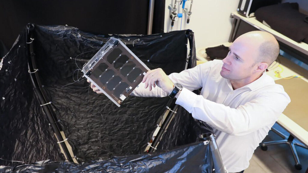 Luc Piguet showing the capture system